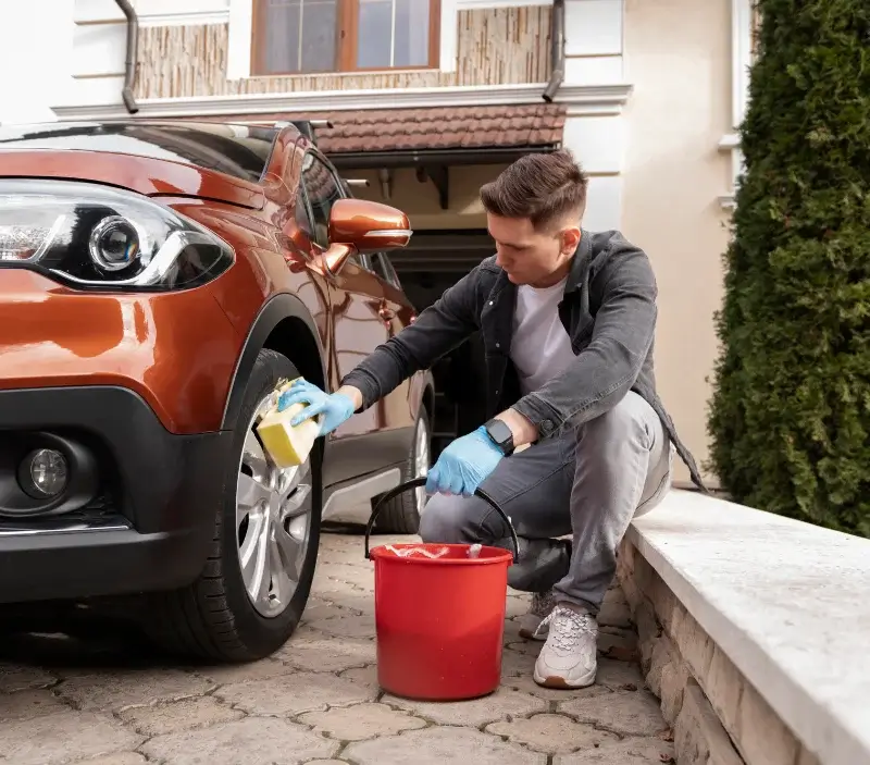 Lavage auto à domicile Pontcarré : professionnel intervenant sur un véhicule